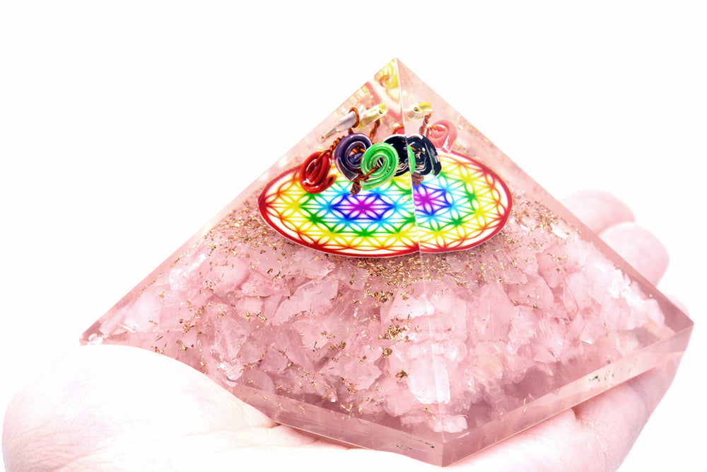 Orgonit-Pyramide – Rosenquarz & Rainbow Flower of Life (70 mm)